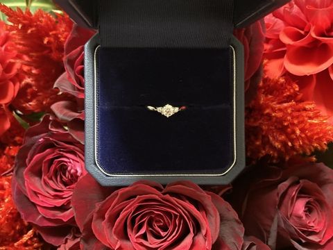 【銀座ダイヤモンドシライシの口コミ】 デザインはストレートで大きなダイヤの左右にメレダイヤが付いた王道な婚…