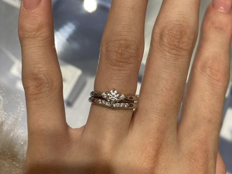 【4℃ BRIDAL(ヨンドシーブライダル)の口コミ】 可愛いデザインで女性の指が綺麗に見えるデザインです。
少し大きめのダイ…