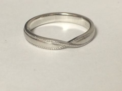 【MAISON RUBUS.(メゾンルーバス)の口コミ】 他にも華奢なデザインのリングと悩みましたが、婚約指輪との重ねづけが一…