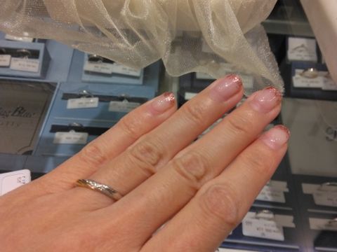 【Romantic Blue(ロマンティックブルー)の口コミ】 とてもシンプルなリングで派手すぎず丁度良いデザインです。
派手すぎるデ…