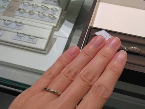 【アイプリモ(I-PRIMO)の口コミ】 丸みを帯びていて、ミル打ちも繊細で素敵な印象のリングです。
つけ心地も…