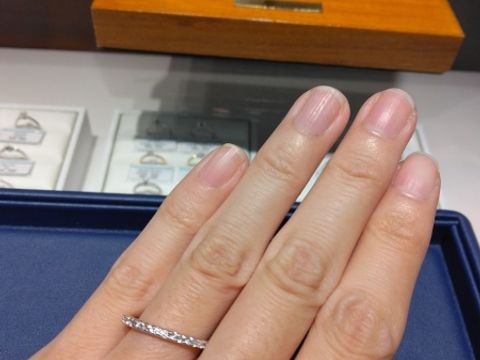 【銀座ダイヤモンドシライシの口コミ】 リングの半分までダイヤが埋め込まれていて、とてもゴージャスで高級感が…