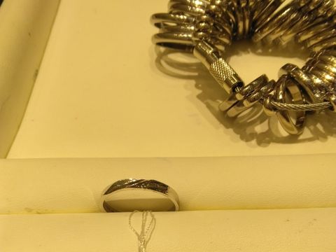 【Tis(ティス)の口コミ】 とてもシンプルなデザインで、長く身につけていても飽きのこないデザイン…