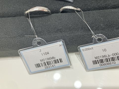 【GALA JEWELRY(ガラジュエリー)の口コミ】 女性用は斜めに入っているメレダイヤがキラキラしており素敵でした。男性…