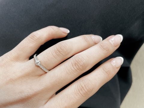 【ラザール ダイヤモンド(LAZARE DIAMOND)の口コミ】 婚約指輪はシンプルよりも全体的にキラキラしているデザインのものが良い…