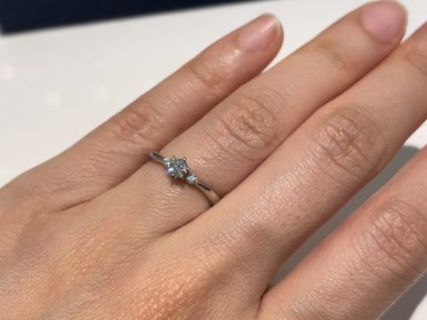 【4℃ BRIDAL(ヨンドシーブライダル)の口コミ】 1番はじめにみた指輪ですが、かなり理想に近く、シンプルすぎず、ゴージャ…