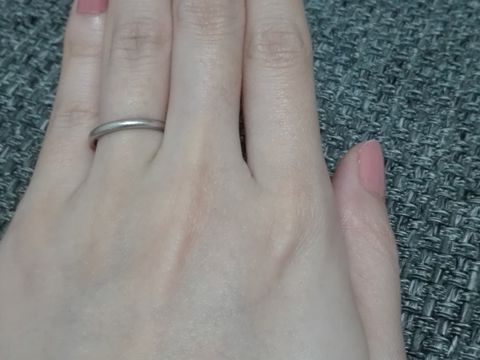 【カルティエ(Cartier)の口コミ】 婚約指輪と合わせたくてシンプルで華奢なプラチナリングを探していました…