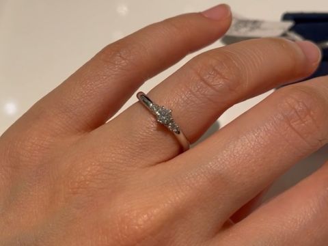 【4℃ BRIDAL(ヨンドシーブライダル)の口コミ】 メレタイプのマリッジリングを探してました。いくつか見ましたが、このリ…