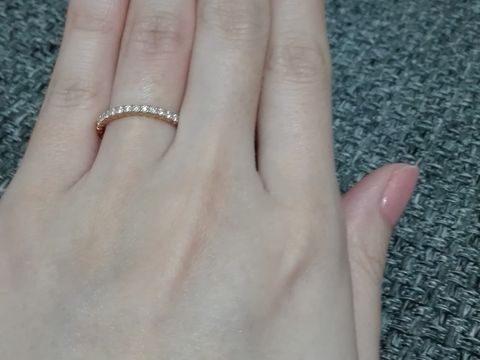 【カルティエ(Cartier)の口コミ】 姉の婚約指輪を見てデザインはこれ！と決めていました。
ピンクゴールドに…