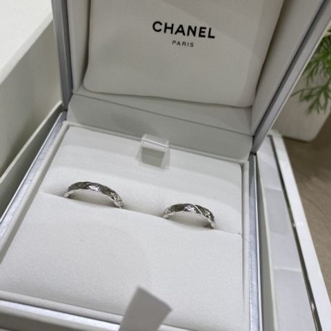 【シャネル(CHANEL)の口コミ】 シンプルすぎるデザインだと物足りなく感じますが、ダイヤモンドでキラキ…