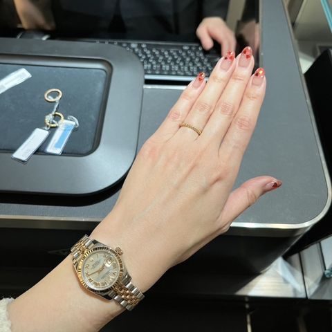 【ヴァン クリーフ＆アーペル(Van Cleef & Arpels)の口コミ】 1本で付けても可愛い、重ね付けしても可愛い。重ね付けする場合は同じゴー…