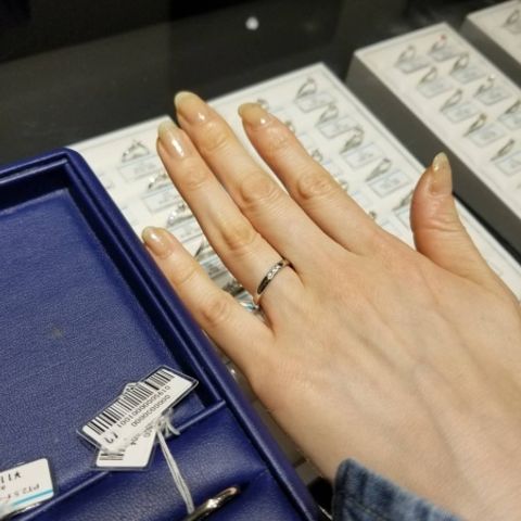 【銀座ダイヤモンドシライシの口コミ】 シンプル&キラキラを探していました。いろいろと試着させてもらい、こ…