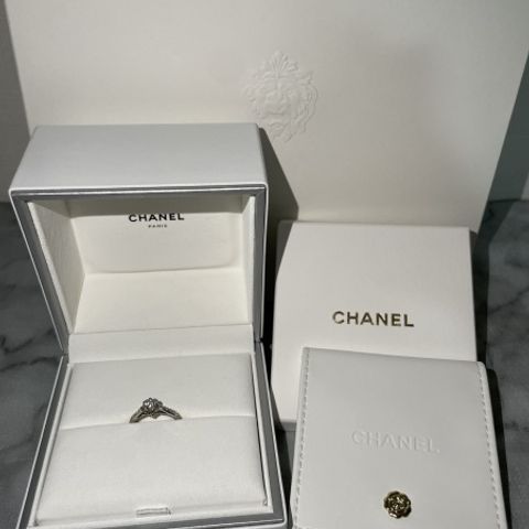 【シャネル(CHANEL)の口コミ】 デザインについてはシャネルのイメージであるカメリアがあしらわれており…