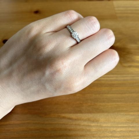 【カルティエ(Cartier)の口コミ】 結婚指輪はダイヤなしのシンプルなものにしたため、婚約指輪は存在感のあ…
