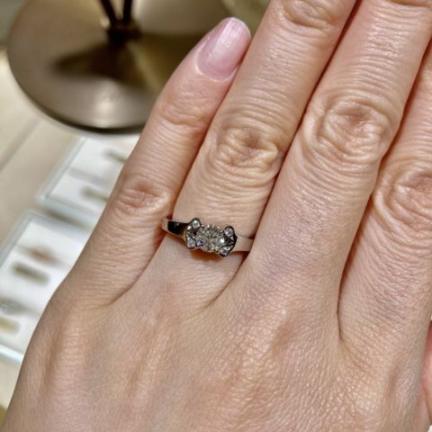 【カルティエ(Cartier)の口コミ】 唯一無二のデザインが気に入っています。シンプルな一粒ダイヤのソリテー…
