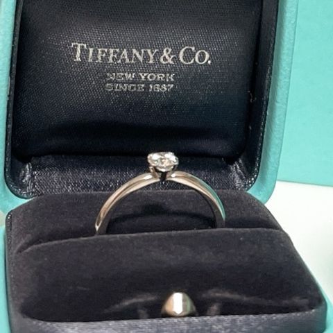 【ティファニー(Tiffany & Co.)の口コミ】 妻が王道が1番で昔からティファニーに憧れているのを知っていたので
婚約…