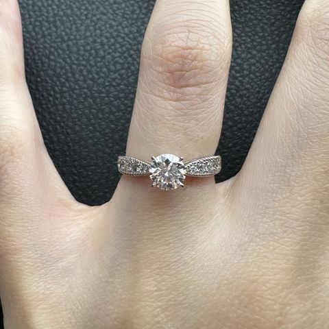 【カオキ ダイヤモンド専門卸直営店の口コミ】 0.5カラットは絶対条件で、
その中でクオリティも外せない条件があった中…