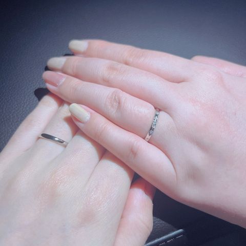 【銀座ダイヤモンドシライシの口コミ】 女性用は、シンプルな指輪かと思わせて、ランダムなダイヤの配置が目を引…