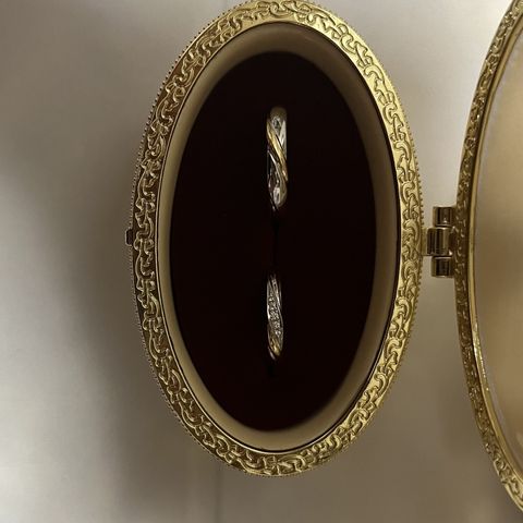 【Beauty and the Beast(ディズニー美女と野獣)の口コミ】 デザインは男性と女性の指輪がペアになっている様子を表していており、と…