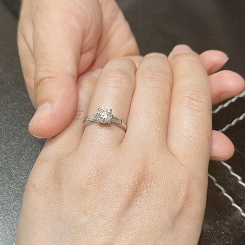 【DIALLURE(ディアリュール)の口コミ】 海外の友人が2カラットの婚約指輪をしていて、自分も婚約指輪は1カラット…