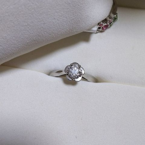 【シャネル(CHANEL)の口コミ】 ズバリ、一目惚れ。
婚約指輪や結婚指輪の載った雑誌でこの指輪のデザイン…