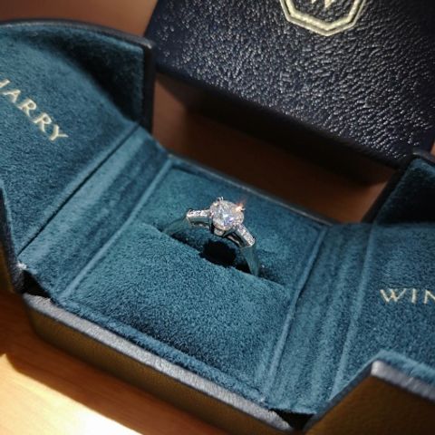 【ハリー・ウィンストン(Harry Winston)の口コミ】 昔から憧れていたブランドとデザイン。輝きがとても美しいです。セッティ…