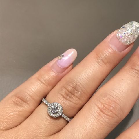 【ピアジェ(PIAGET)の口コミ】 カラットは0.3程ですが周りをグルっとメレダイヤで囲っているので大きく見…