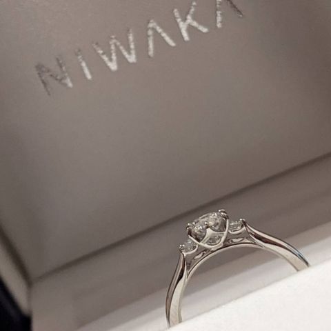 【俄(にわか)の口コミ】 正面(上)から見たらシンプルですが、横から見たら可愛らしいデザインに惹…