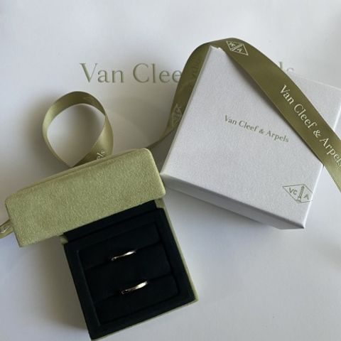 【ヴァン クリーフ＆アーペル(Van Cleef & Arpels)の口コミ】 彼は2.5mm私は2mmを購入しました！
シンプルなデザインで、ブランドのコン…