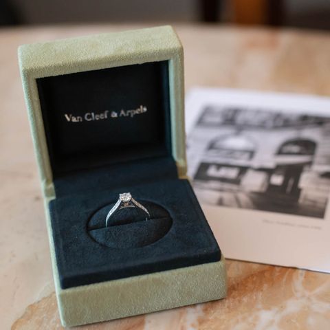 【ヴァン クリーフ＆アーペル(Van Cleef & Arpels)の口コミ】 リングの周りにもダイヤモンドが入っているパヴェタイプで探していました…