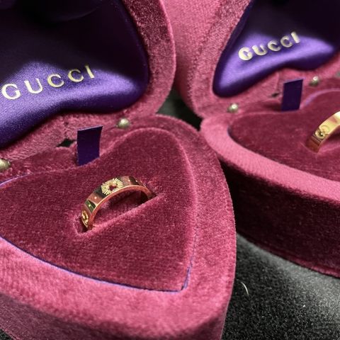 【グッチ(GUCCI)の口コミ】 2人の服装的にもシンプルなシルバーのリングは合わないな、と思っていたの…