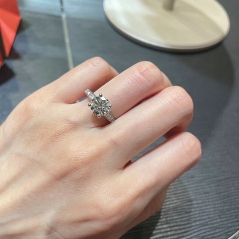 【ヴァン クリーフ＆アーペル(Van Cleef & Arpels)の口コミ】 センターのダイヤモンドはD,E、Fのみのカラーを使用していて4爪でささえて…