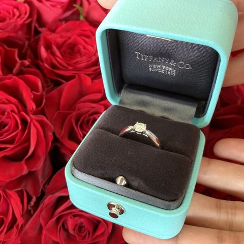 【ティファニー(Tiffany & Co.)の口コミ】 (旦那曰く)リボンのような可愛らしいデザイン。あとはダイヤがあまり飛び…