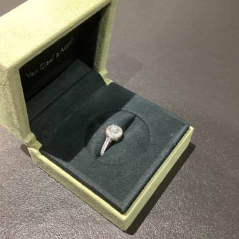 【ヴァン クリーフ＆アーペル(Van Cleef & Arpels)の口コミ】 一粒ダイヤとかのシンプルな指輪の感じより、大きめなデザインで立ち姿で…