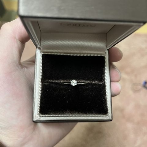 【アイプリモ(I-PRIMO)の口コミ】 結婚指輪と重ね付けすることを想定してシンプルなデザインを選択した。
ダ…