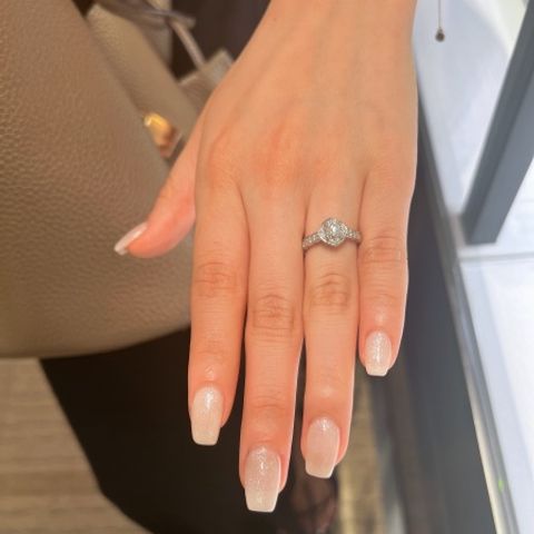 【シャネル(CHANEL)の口コミ】 デザインです。
付けてビビッときたのが決めてです。
トップの形が変わっ…