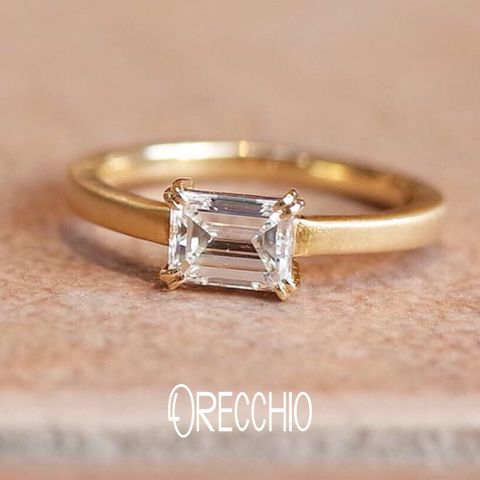【ORECCHIO(オレッキオ)】＜aman～アマン＞AE-1302　エメラルドカットダイヤを横向きにして２本爪で留めたシンプルながら拘りの詰まった指輪　