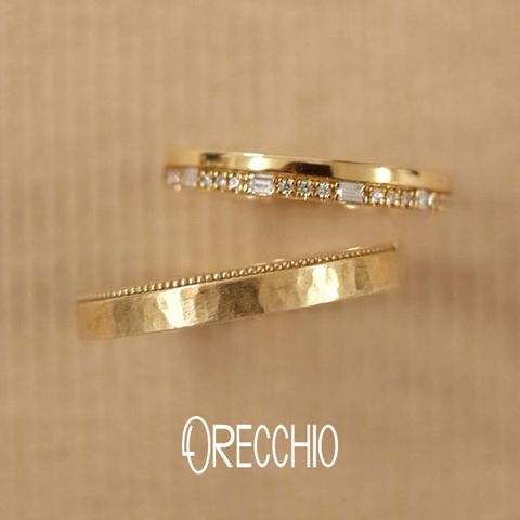 【ORECCHIO(オレッキオ)】＜safari～サファリ＞細い2本の指輪を重ねたようデザインはシンプルな婚約指輪との重ね着けでおしゃれな演出。メンズの拘りはミルグレインとハンマー仕上げで　FM‐2223/FM‐2224
