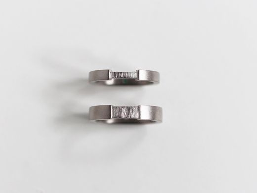 直線的で “ かっこいい “  リング