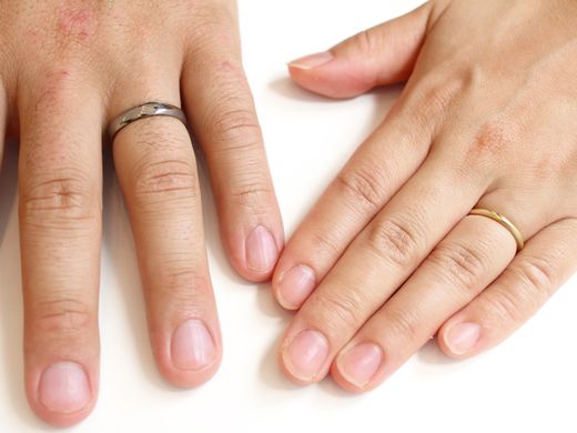 自分の手に寄り添うマリッジリングを