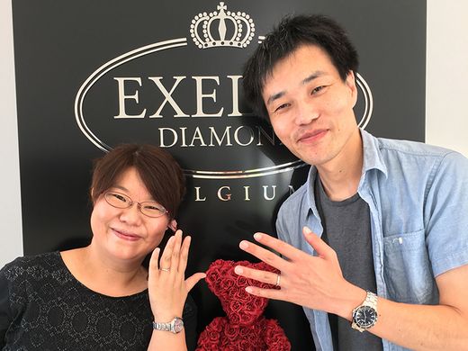 ダイヤモンドの輝きとラインのきれいさで指がほっそり美しく見えてとってもステキ_421