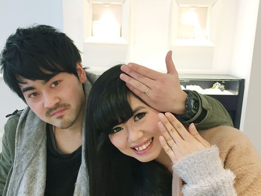 指が細く手がキレイに見えるこのV字デザインの指輪に決めました_701