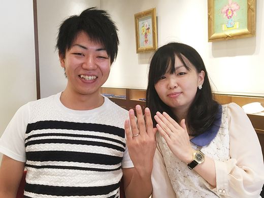 なめらかに指になじむので、指輪をつけなれていない私達でも違和感がなかったです_423