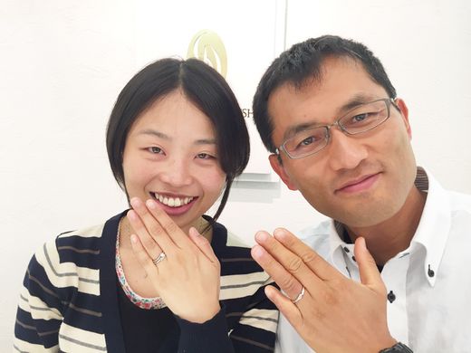 シンプルで婚約指輪の中央のダイヤがひきたっており、婚約指輪と結婚指輪の重ね付けがとてもきれい_167