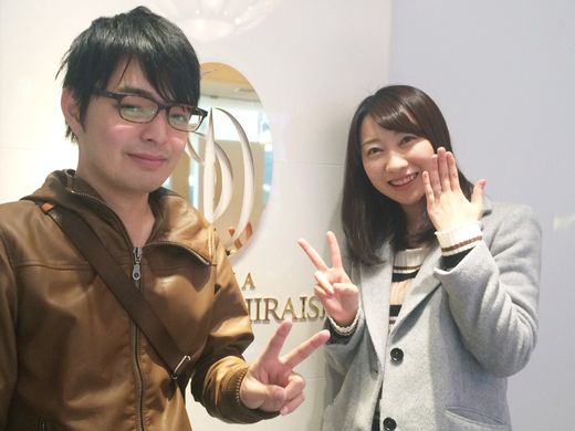 ダイヤモンドのカラットが誕生日と同じことと、リングの手を取りあっているデザインが気に入りました_800