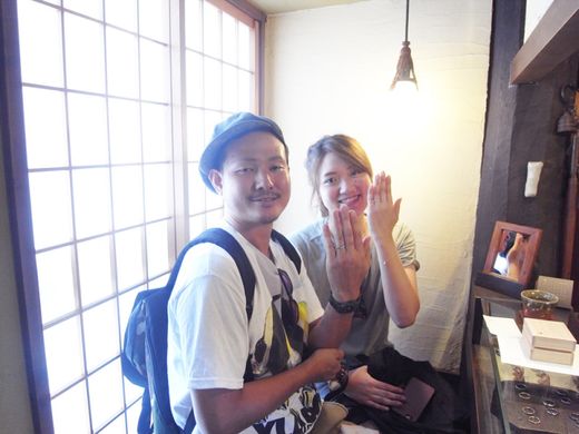 自分達らしい指輪を探し求めネットでichiさんの石地の画像を見つけ二人でこれだ!!っと一目惚れしました。