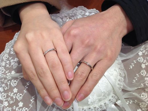 2人とも気に入った結婚指輪を見つけることができました。