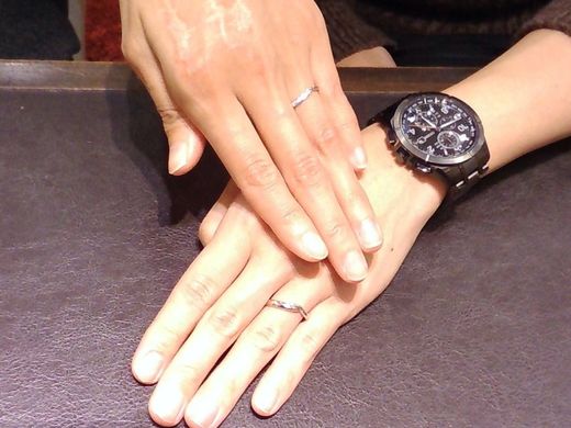 ピンクゴールドの指輪が展開されていた