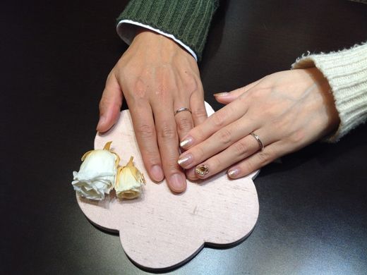 優柔不断な私たちでも一番気に入ったデザインの指輪を 見つけることができました