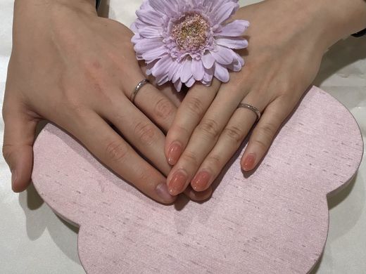 デザインがシンプルでペアで長く付けていられそう